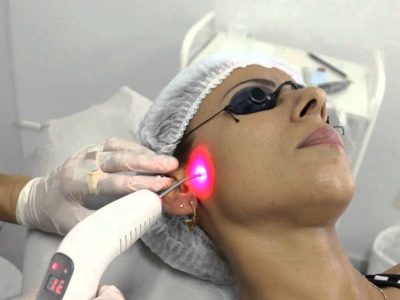 Na odontologia a laserterapia tem inúmeras indicações: aftas ou úlceras, estomatites, neuralgia do Trigêmio, mucosites (após quimioterapia), candidíase, desensibilização radicular em recessões gengivais, disfunção temporo-mandibular (DTM), pericoronarite, trismo, pericementite, queilite angular, herpes, síndrome da ardência bucal, paralisia facial periférica, parestesias, hipersensibilidade dentinária após preparos cavitários, sensibilidade após clareamento dentário, pós-operatórios para acelerar cicatrização, dores e edemas bucais em geral.